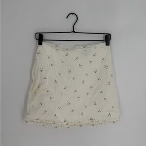 The Bar Lorenzo Floral Embroidered Ruffled Hem Mini Skirt In Blanc
